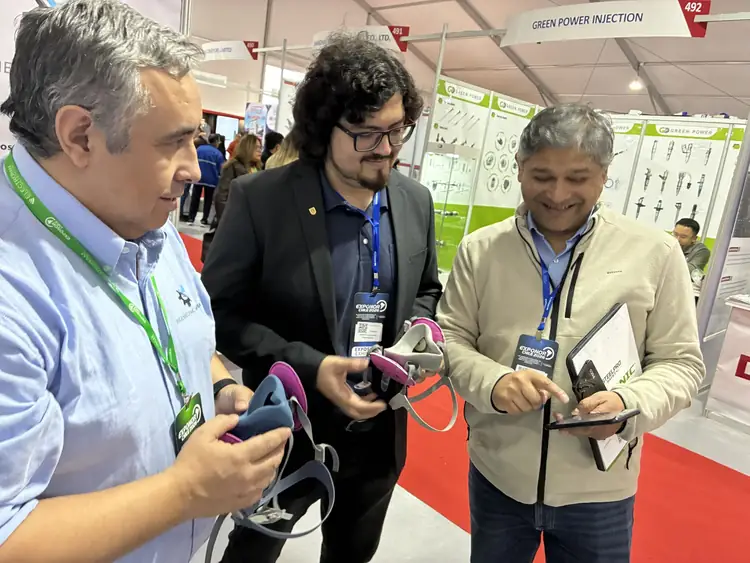 El equipo de BQSense mostrando AirWatch a visitantes en el stand de EXPONOR Chile 2026